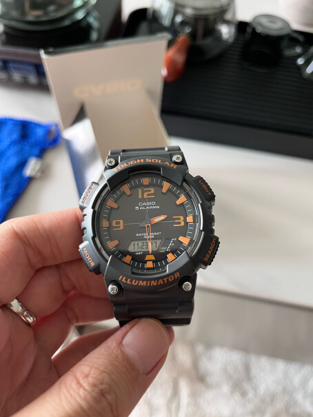 卡西欧大众指针太阳能数字双显男表这款手表表带很硬吗？带着舒服吗？