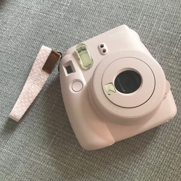 富士instax mini9相机 葡萄紫mini7c与mini9拍出来的照片有什么区别？