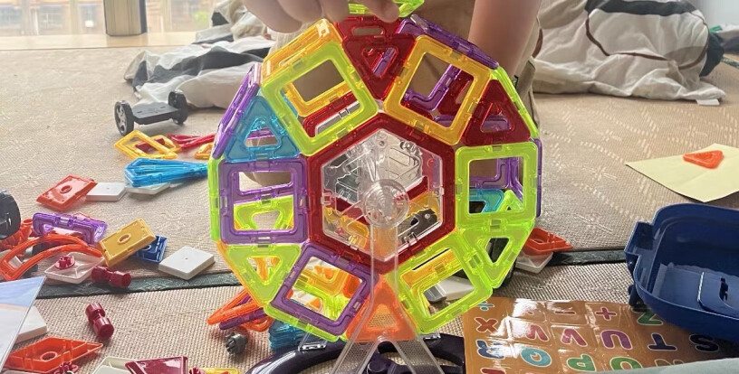 奥迪双钻磁力片200件套玩具DL391201创意版200件这个三角形尺寸显得小吗？