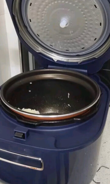 美的MY-C550N有没有人用这款锅经常熬粥会堵住锅盖气孔？因为这个锅盖里面没有内盖。？