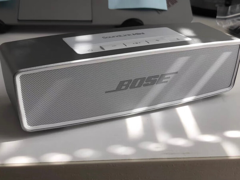Bose435910下面的硅胶底座掀开，螺丝有拧过的痕迹吗？