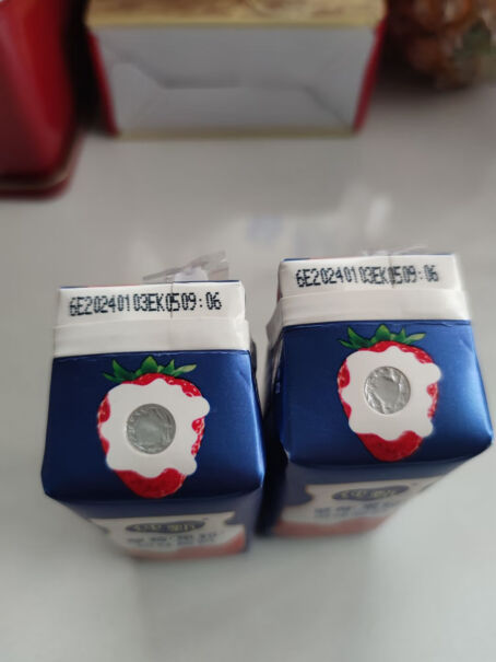 蒙牛纯甄草莓果粒常温酸奶200g×10快递是发京东嘛？
