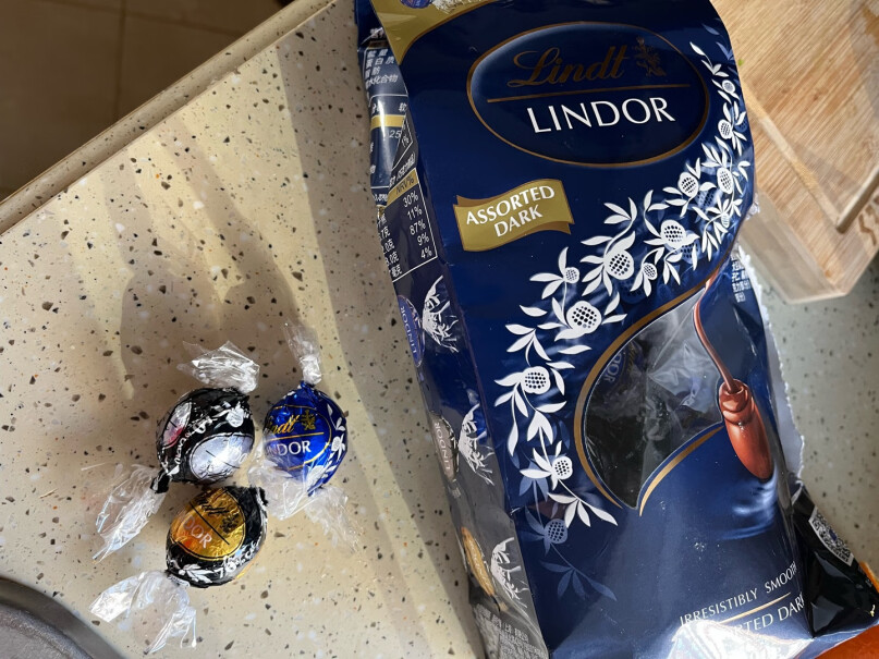瑞士莲Lindt软心精选巧克力分享装600g为什么不是软心的呀，你们呢？