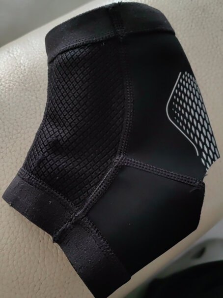 李宁运动护踝套护具是穿了这个再穿袜子，还是套在袜子外面？？