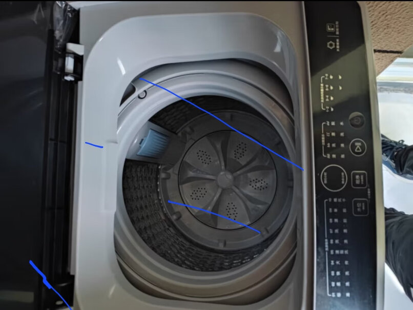 TCL XQB70-36SP这洗衣机底下有轮子吗？能推着走吗？