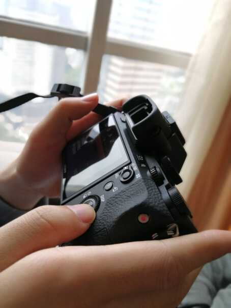 SONY Alpha 7 II 微单相机cmos用棉棒点了一下好像向下凹陷属于正常现象吗。