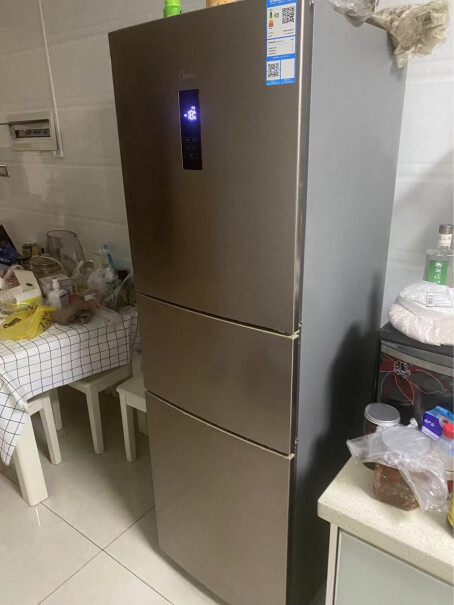 美的BCD-185WM(E)摩卡金你们冰箱机身两边会发烫吗，新的冰箱用了一天？