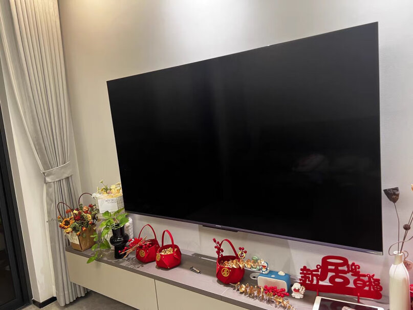 创维55A3D请问电视机不挂墙上可以直接放在台面看吗？