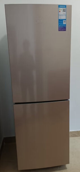 美的BCD-185WM(E)摩卡金185这款上面有保护膜吗，冰箱边角有白色的杂质吗？