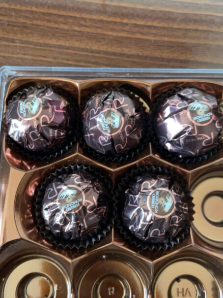 费列罗黑莎榛仁夹心黑巧克力礼盒性价比高吗？用户使用感受分享？