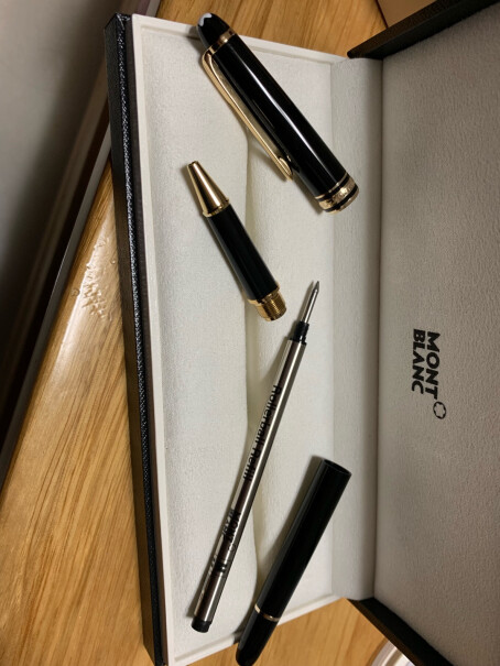 MONTBLANC万宝龙大班系列签字笔笔里面带笔芯吗？