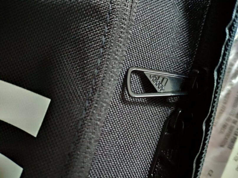 adidas阿迪达斯官网男子运动双肩背包BR5864如图这个包上面的三条白线容易掉吗？