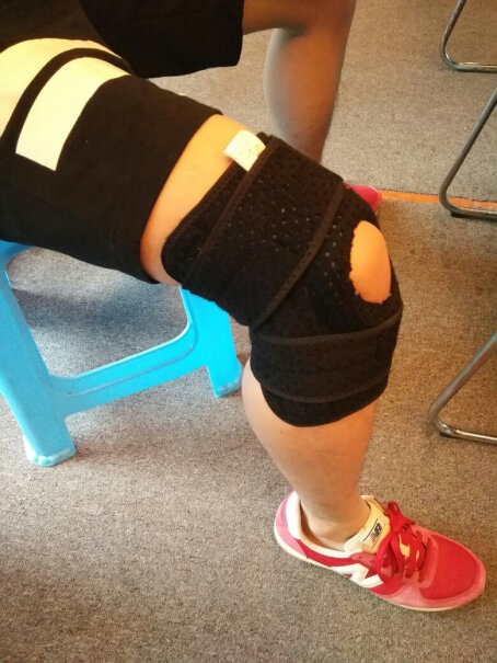 李宁运动护膝男女加压弹簧支撑护具篮球羽毛球跑步登山半月板护腿这个和LP782比较如何？