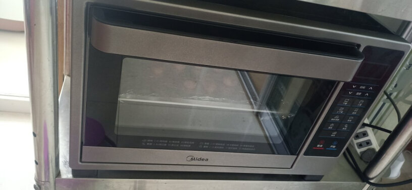 美的烤箱32L家用多功能电烤箱T4-L326F大家好，这款有烤盘，烤架等不锈钢的配件吗？