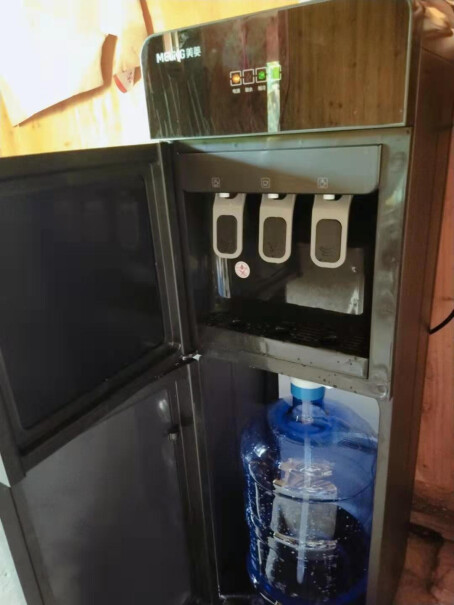 美菱饮水机下置式家用立式温热型机身两侧的板是金属材质的还是塑料的？