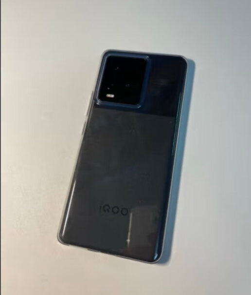 iQOO10屏幕怎么样？会不会有蓝色断线？身边的朋友用Vivo手机屏幕都是有蓝色断线了？