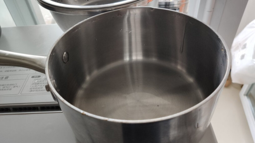 京东京造奶锅评论里说会生锈和吸磁铁是真的嘛？