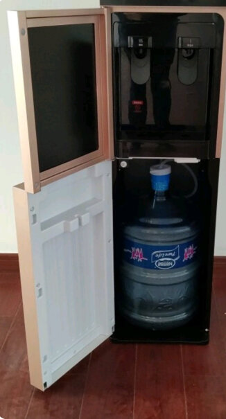 美的饮水机家用办公立式下置式温热型YR1611S-X水倒出来有塑料味吗？