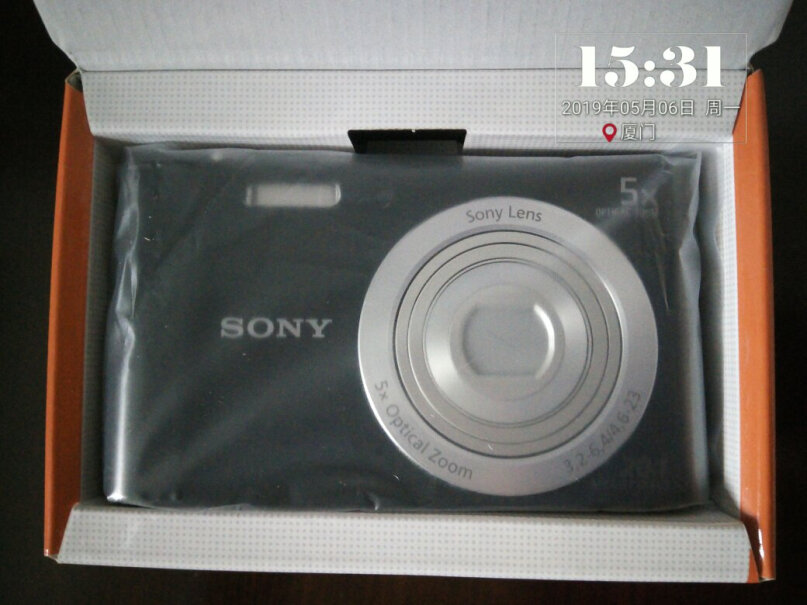 索尼DSC-W800数码相机数码相机数码相机相机带内存卡吗？
