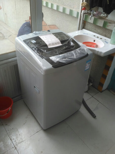 小天鹅9公斤这款洗衣机下水管在左边还是右边阿？
