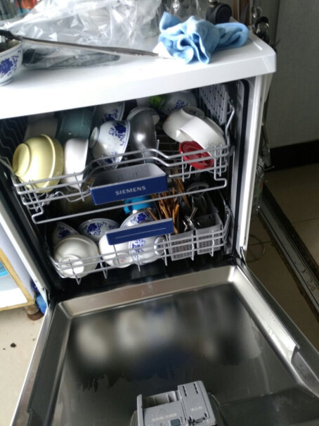 西门子SIEMENS这款机器洗完，机器上有残留水质吗？洗完碗可以不拿出来，当个碗柜使吗？