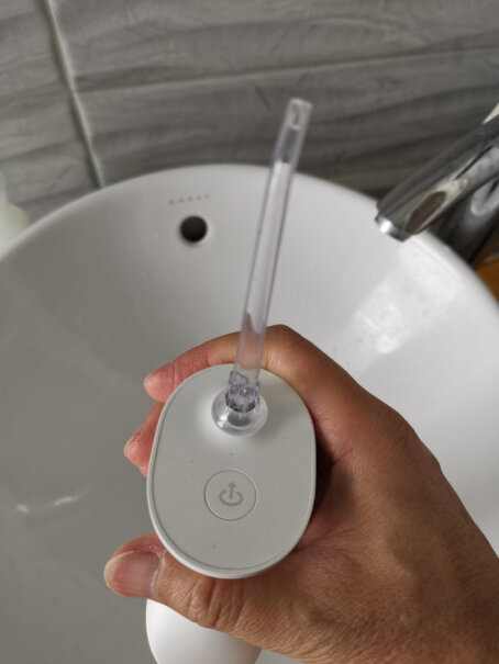 米家小米冲牙器洗牙器美牙仪有没有和我一样第一次用水喷得到处都是的，怎么用啊？