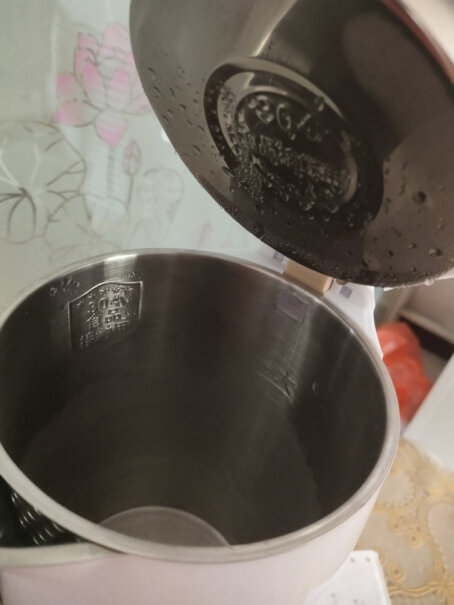 半球电水壶304不锈钢电热水壶壶盖是塑料的吗？