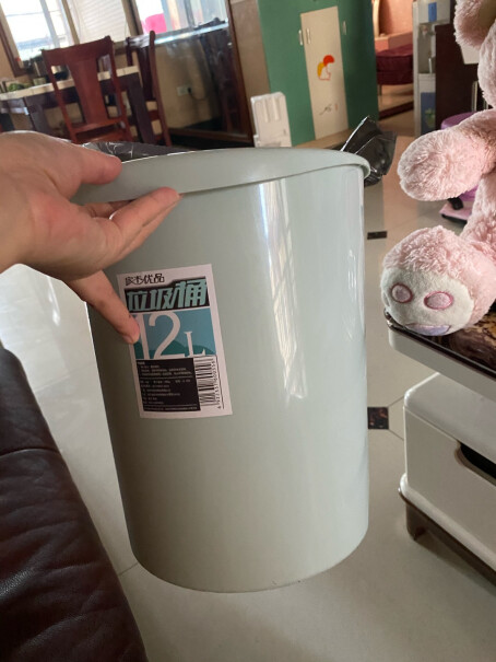 家杰优品塑料垃圾桶桶上商标贴纸能撕干净吗？