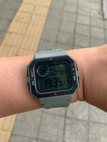 Amazfit 跃我 Neo 手表和手环5比较哪个更合适一些？