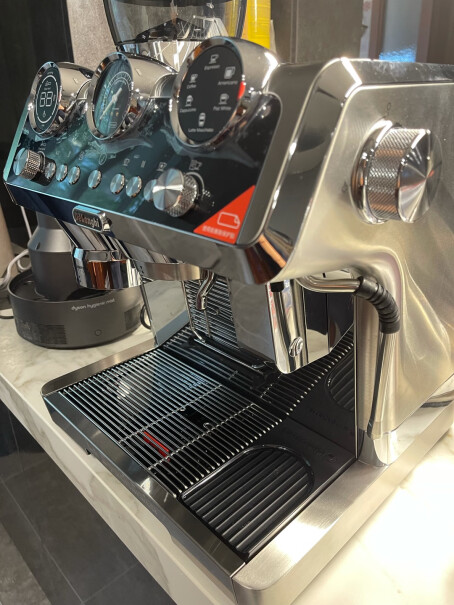 德龙咖啡机骑士系列半自动咖啡机机子自己打的奶泡能拉花吗？还是需要人工配合机子打的奶才能拉花？