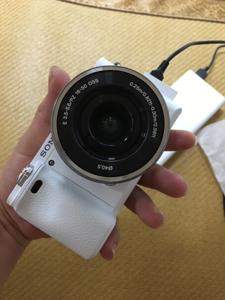 索尼A6000微单相机双镜头套装（银色）能连拍吗？