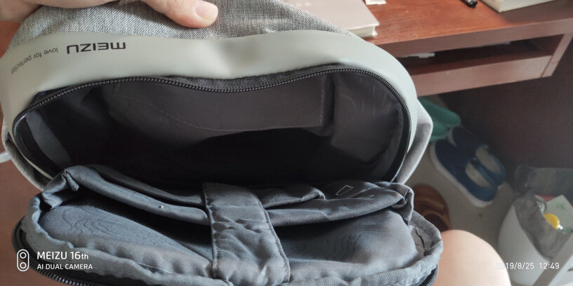 魅族Lifeme双肩包大容量电脑包背包会不会感觉很大，东西放少了是不是皱皱的？