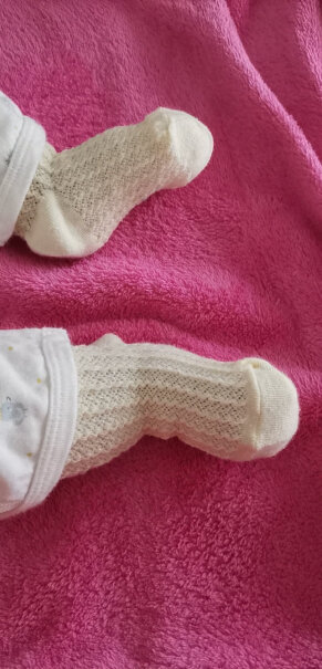 婴儿中筒袜子夏季薄款网眼透气新生幼儿宝宝防蚊袜穿着容不容易蹬掉？