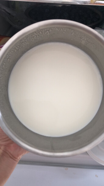 九阳家用全自动小型酸奶机精准控温SN－10J91做完了酸奶有一层淡黄色的水正常吗？