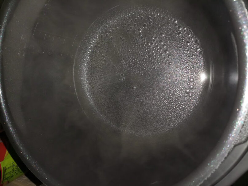 美的电压力锅5升双胆家用高压锅锅盖上面怎么会有三个点好像螺丝要锁通出来的样子？