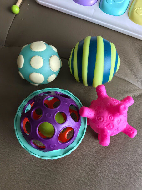 比乐B.Toys玩具球婴幼4合1安全环保发光功能球套装礼物蓝黄条纹球球感觉蓝色像是手工刷上去的一样，涂得不均匀，有些地方缺，有些地方涂得多出来，只有我这样吗？