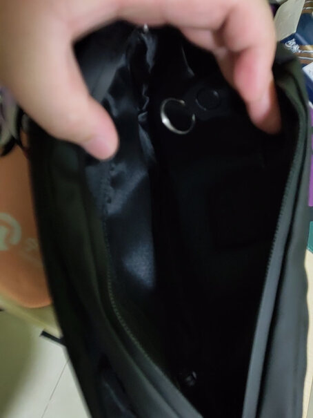 京东京造斜挎包单肩探索者胸包简约大容量背包休闲长时间背着，后面的拉链会磨坏衣服吗？