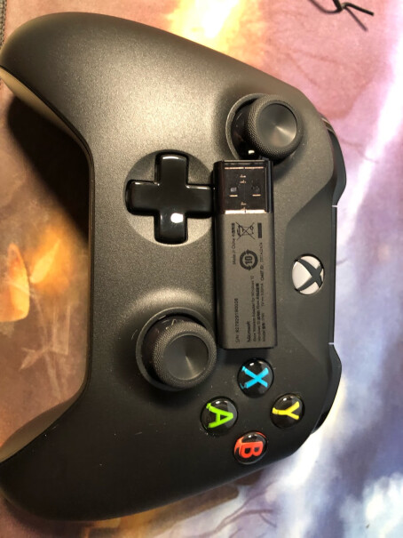 微软Xbox无线控制器磨砂黑+Win10适用的无线适配器这个手柄能不能连接电视？