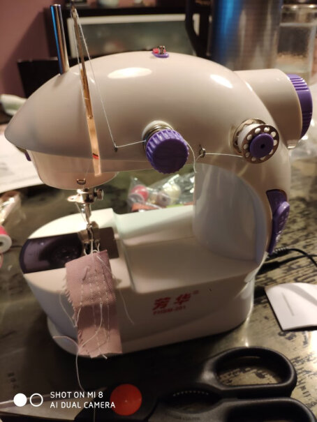 芳华缝纫机201家用电动迷你多功能小型吃厚微型缝纫机请问这个有送梭心吗？