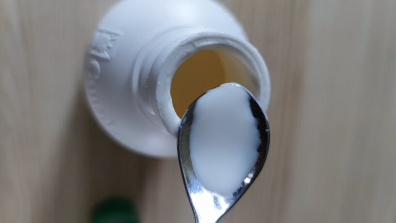 ChildLife液体钙乳钙22473ml大白守护童年你们买的里面是偏黄的还是白色的乳液？