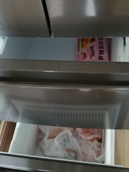 海尔Haier冰箱门的磁条吸力大不大？右边感觉关不紧一样，大家有这样的情况吗？