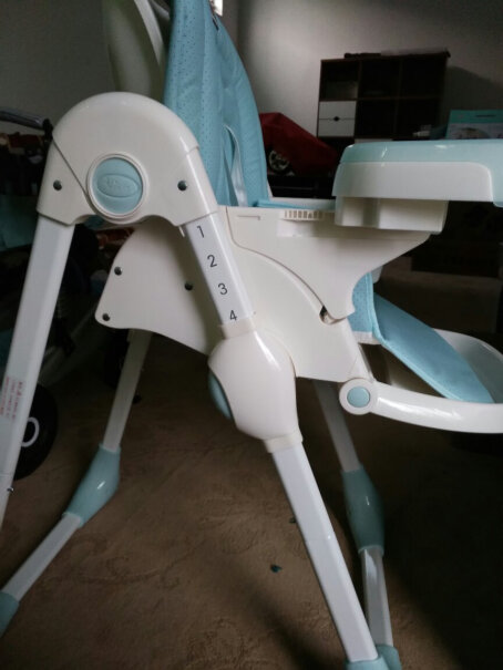 爱音儿童餐椅婴幼儿餐椅请问这款餐椅可以推着走吗？我看只有前面两个轱辘。