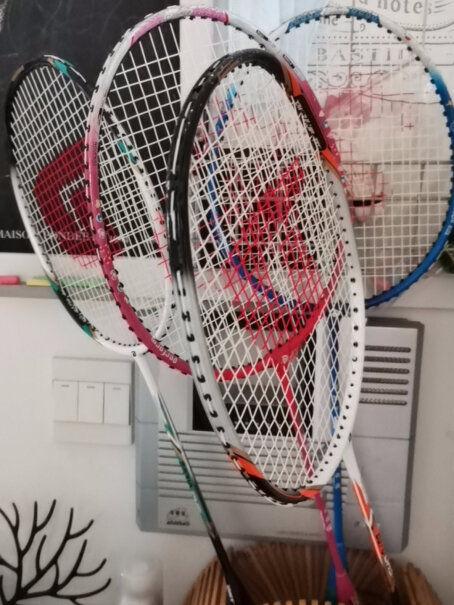 红双喜DHS羽毛球拍对拍合金羽拍1010新老包装随机有三个球和一对球拍？