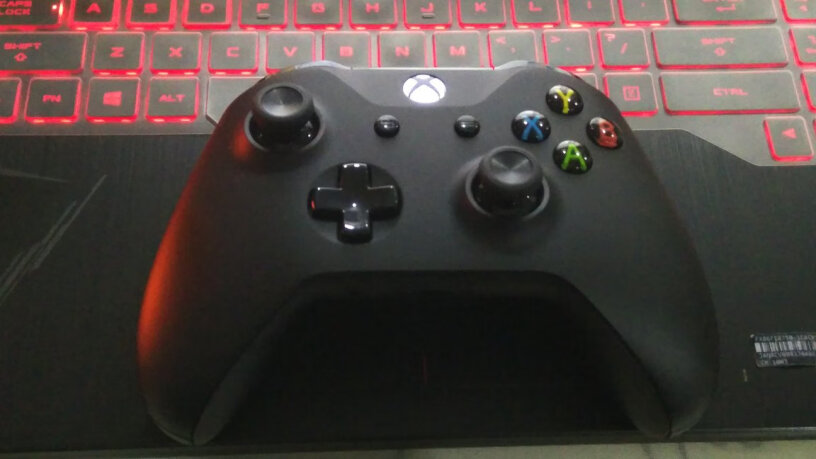 微软Xbox无线控制器磨砂黑+Win10适用的无线适配器这款手柄可以在XBOXONE上使用吗？