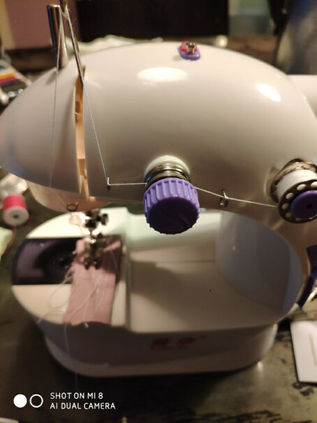 芳华缝纫机201家用电动迷你多功能小型吃厚微型缝纫机请问这个有送梭心吗？