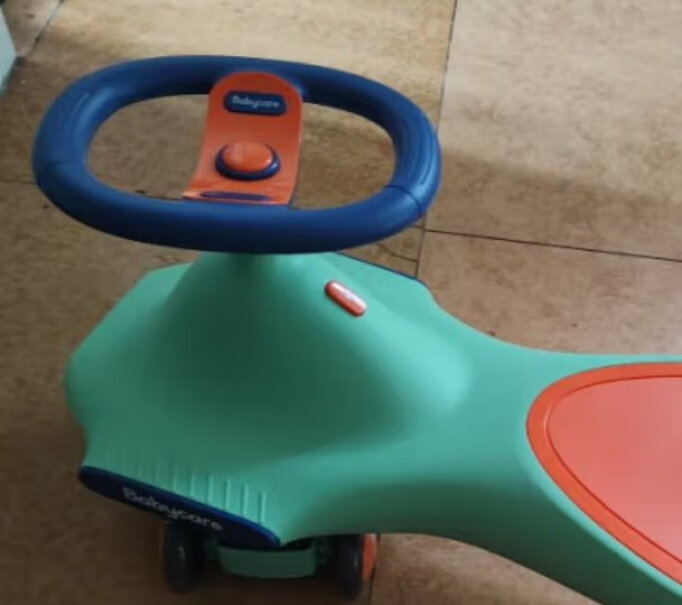 玩具车babycare岁防赛琳6.1扭扭侧翻摇摇你们买的转向的时候后轮会有一个翘起来吗？会不会翻掉？？