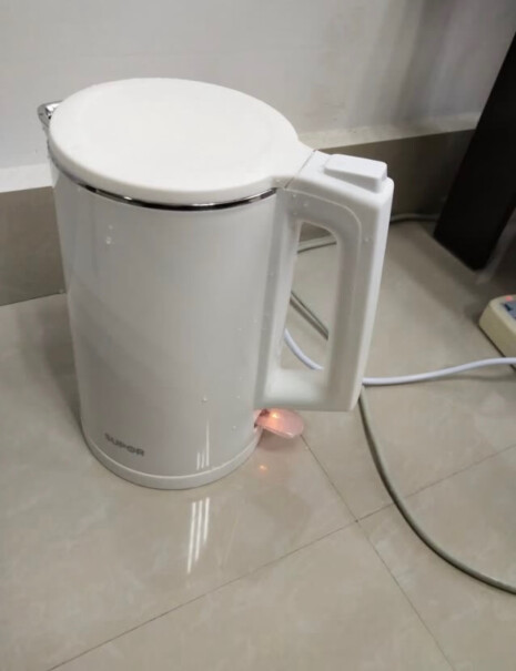 苏泊尔电水壶烧水壶热水壶为啥做完水壶底有一层黑斑呢 你们有这种现象吗？