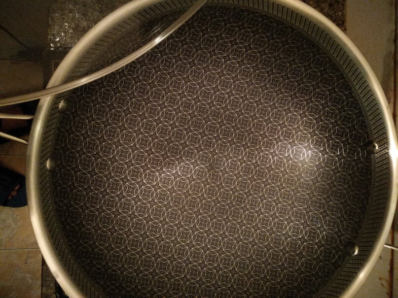 爱乐仕德国不粘锅炒锅我买的不锈钢不粘锅为什么还吸铁，只有把手和铲子不吸？