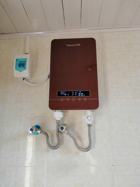 优姆Youmu即热式电热水器装在卫生间台盆下可以吗？台盆下有电源插座插上就可以了吗？还是还要装个什么开并的吗？