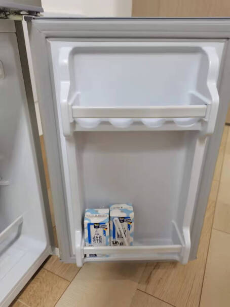 志高双门冰箱小型电冰箱这个冰箱多少升啊？制冷怎么样会结冰吗？